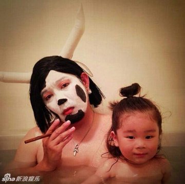 日本父女逗比泡澡照走红