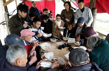 麻风病区献爱心