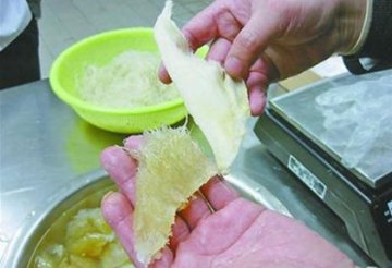 酒店用人造“鱼翅精”冒充真鱼翅 成本仅三五元