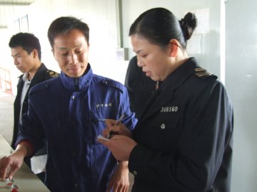 阜南职业健康宣传进车间 提醒职工关注健康