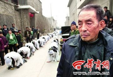 老教师照顾瘫痪妻12年妻子去世500名村民送葬