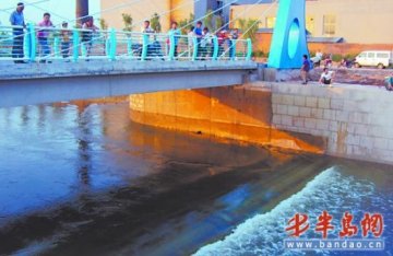 水库突然开闸放水水面瞬间升3米 7旬老人被冲走