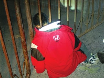 骑车少年头撞铁门被两根铁栅栏卡住头部