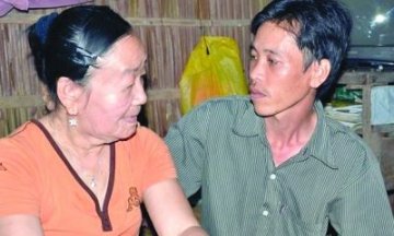 越南26岁美女乱吃药引皮肤怪病 变70岁老太