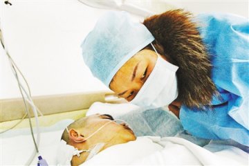 小伙撞墙硬扛脑癌剧痛 隐瞒家人一年至病发昏迷