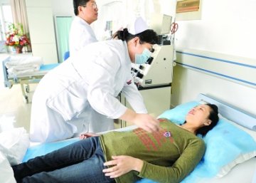 “妈妈是为救人才躺在这里的”