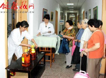 北京儿童医院开展重阳节老职工慰问活动