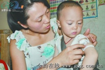 男童患地中海贫血 父母月入千元向亲友借钱治病