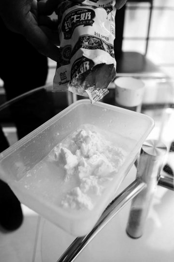 辉山纯牛奶：期内现豆腐脑状 一箱连开三袋都变质