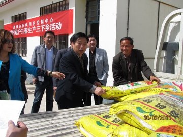 春耕生产送化肥 双联帮扶暖民心