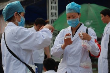 安徽医疗队正在青川县前进乡救治受伤群众