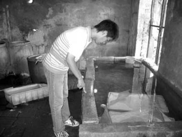 水池泡豆腐虫子水中游 豆腐销往早市及农贸市场