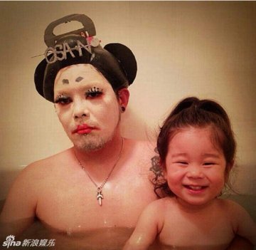 日本父女逗比泡澡照走红