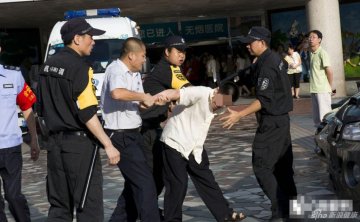 10.男子从大厅逃跑，执法队员尾追把他制服