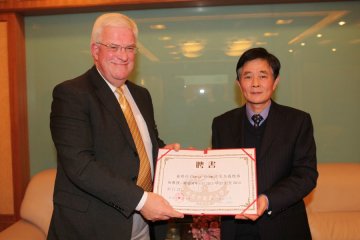 我校聘任英国贝尔法斯特女王大学药学院Chris.Shaw和陈天豹博士为客座教授和兼职硕导