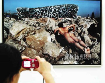 观众参观前卫艺术图片展自嘲修养不够