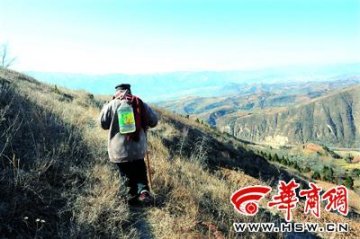 九旬老太独居山顶破庙20年打水要翻两座山