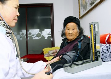 淮北卫生机构为五保老人送健康大礼 查体防病治病