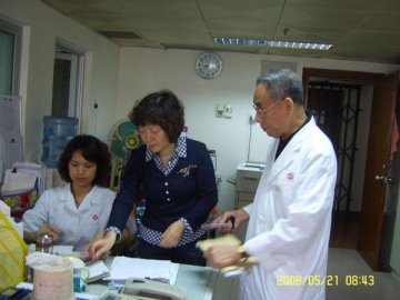 附属一院共产党员交纳抗震救灾“特殊党费”侧记
