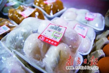 过期食品以糖代零屡见不鲜 市民：超市坑人没商量