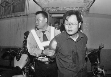 执法干部酒后飞车撞死的哥后逃逸
