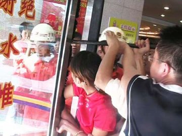 女服务员胳膊被旋转门咬住 消防中队成功解救