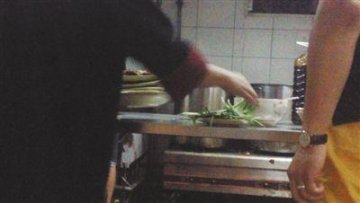 汉丽轩烤肉客人剩菜转手回餐桌 洋葱掩异味