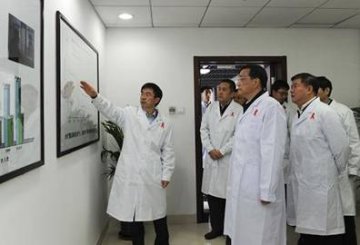 李克强副总理考察性艾中心