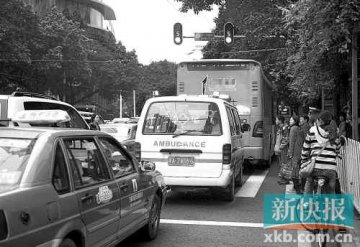 广州救护车1公里塞10分钟 护士长：九成车不避让