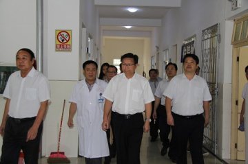 自治区副主席黄日波到自治区北海复退军人医院慰问优抚对象
