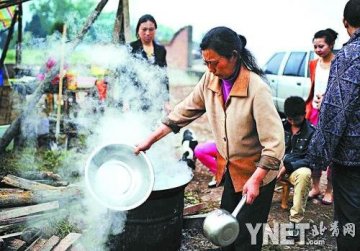 受灾村庄每人每天发一桶方便面 村民称不太够吃