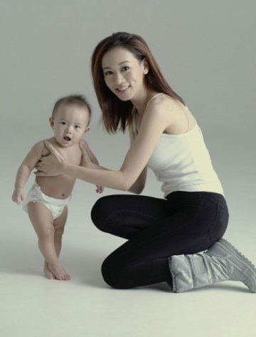 12名香港女星妈妈拍2013年慈善月历