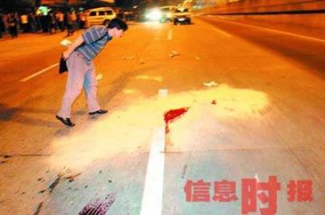 飞车党抢包后遭数十路人追赶 一歹徒摔倒被车压死