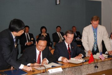中华人民共和国卫生部与美利坚合众国卫生和公众服务部共同签署两国在整合医学和中医药领域合作的谅解备忙碌，开启中美中医药合作新篇章