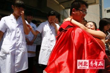 男子与患肾病女友在医院举行“婚礼”