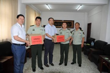 山医大二院“八一”慰问武警官兵