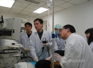八一医院专家巧手胃镜下取异物