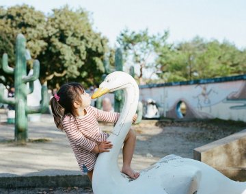 摄影师拍女儿嘟嘴亲吻传递温暖