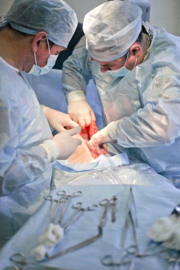 高清：直击年轻母亲剖腹产分娩全过程