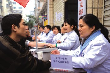宣传十七大精神 党员义诊进社区