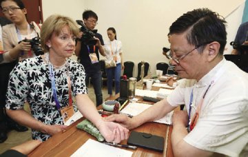 德国女副市长体验中医