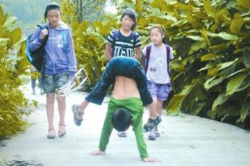 男孩4年倒立走上学 已可依靠辅助器械站立