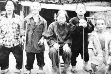 五个小矮人爱心相助演绎现代童话
