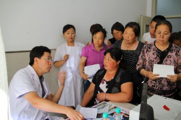 哈医大附属肿瘤医院领导干部带头深入乡镇
