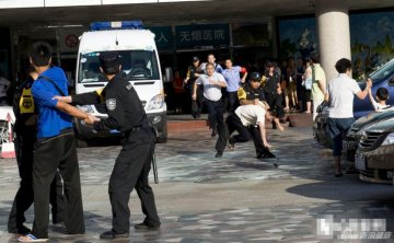6.男子从大厅逃跑，执法队员尾追把他制服