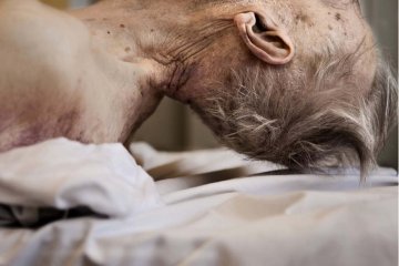 女摄影师照片记录人类死亡历程