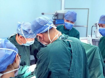 军医讲解巨大腹盆腔肿瘤性占位病例手术的麻醉过程