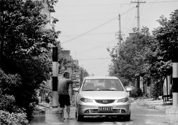 父亲设卡收过路费给尿毒症儿子筹钱治病