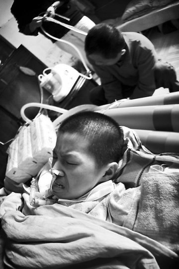 男子自制ICU病房救子续：儿今入院微博直播全程