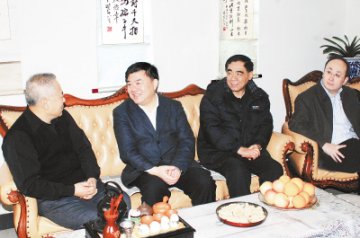 陈竺慰问老干部